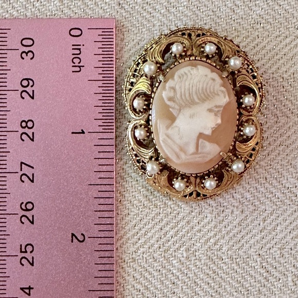 Vintage Signed Florenza Carved Cameo Brooch Pearl Accent Filigree Design Pendant - Picture 4 of 9